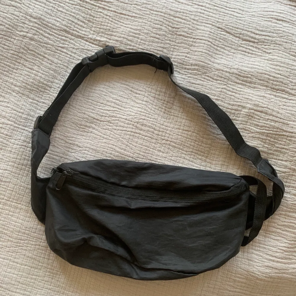 Säljer denna bucketbag från granit i nylon! Använd ett fåtal gånger. 50 kr! Möts i stockholm, köpare står för frakt vid behov av att skicka paket. Väskor.
