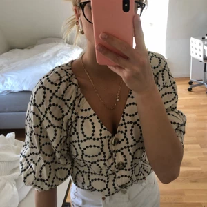 Blus från H&M - Säljer denna superfina blusen från H&M som jag enbart använt ett fåtal gånger. Den är i storlek XS man funkar även som en S💕 För fler bilde krontakta  mig gärna privat✨✨💕