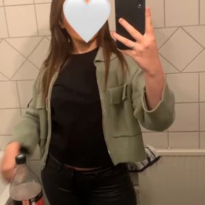 Stickad jacka/kofta! - Jättefin kofta/jacka jag använder den som jacka, i en fin grön färg från Gina! Den är slutsåld!💚💚💚