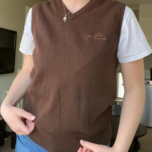 BRUN PEAK PERFORMANCE VÄST - Trendig stickad väst i brun färg!🤎 Vintage Peak Performance. Jättefint skick, finns inget att anmärka på. Storlek S. (Jag på bilden har vanligtvis M). Frakt 66 kr. Såld❌