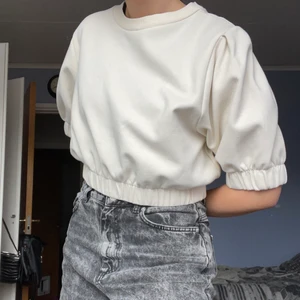 Tröja - Vit tröja från Gina Tricot, lite kortare sweatshirt typ med elast i midjan och kring armarna. Storleken är XL och är menad att vara mer av en kort ”puffig” tröja där elasten är tajtare. Men så här är passformen på mig som har S 💕
