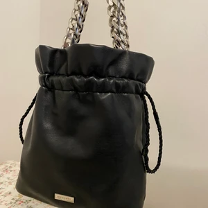 Väska fr ivy revel - Med kedja