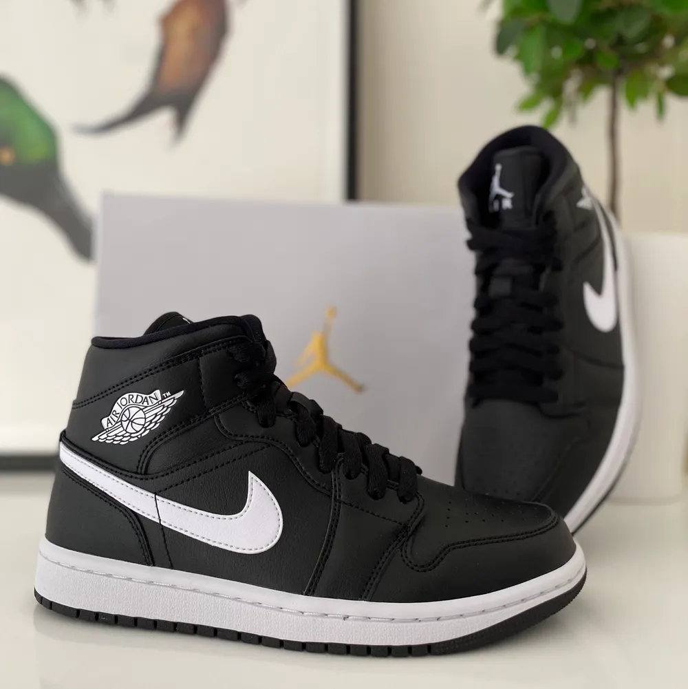 Helt nya Jordan 1 mid Black & White! Tillgängliga i storlekarna 39 och 41! Har du frågor och funderingar tveka inte på att skicka ett dm här eller på Instagram @sneakerstash.se. Skor.