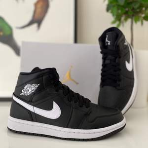 Helt nya Jordan 1 mid Black & White! Tillgängliga i storlekarna 39 och 41! Har du frågor och funderingar tveka inte på att skicka ett dm här eller på Instagram @sneakerstash.se