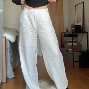 Linnebyxor från NA-KD - 💕INTRESSEKOLL💕 på mina linnebyxor från na-kd, använda några gånger förra sommaren men är i väldigt bra skick. Strl 38 men skulle säga att dem är lite oversized för sin strl. Köpta för 500kr🤍