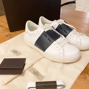 Valentino ROCK STUD - Jag tar bud🌸 Svart/vita Valentino sneakers i storlek 39, använda en gång! Digitalt kvitto finns. Nypris ca. 5000kr. Box och alla tillbehör medföljer. 
