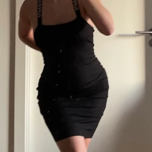 Svart ribbad bodycon klänning - Svart bodycon klänning med världens stretch!! Passar XXS-L