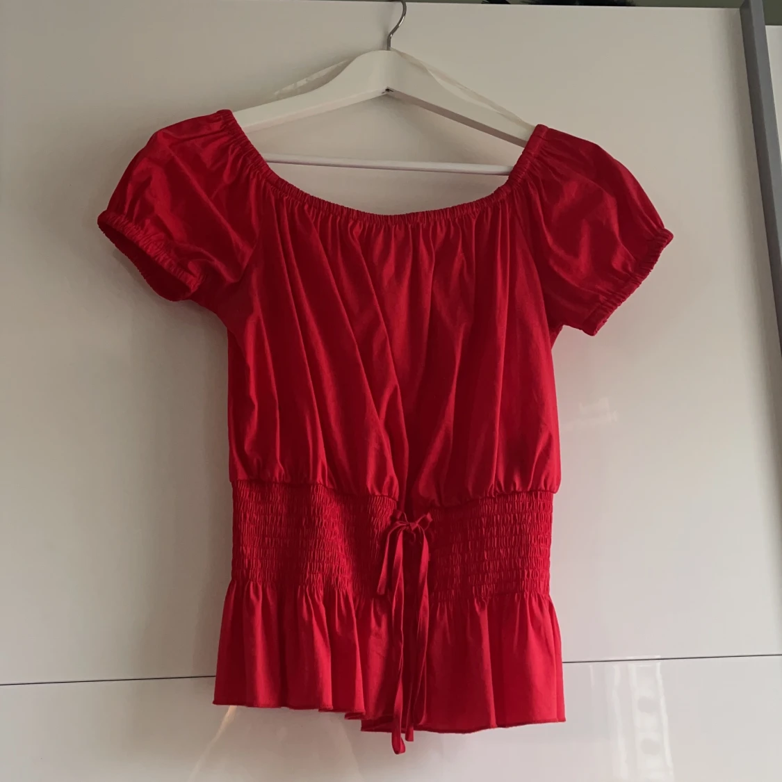 Röd off the shoulder