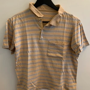 Pikétröja från Wrangler  - Fin pikétröja från wrangler! Storleken står tyvärr inte i men skulle säga XS-L beroende på hur man vill att den ska sitta. Tröjan har ett hål ovanför fickan (kolla bild) som dock går lätt att sy igen!🤎💖