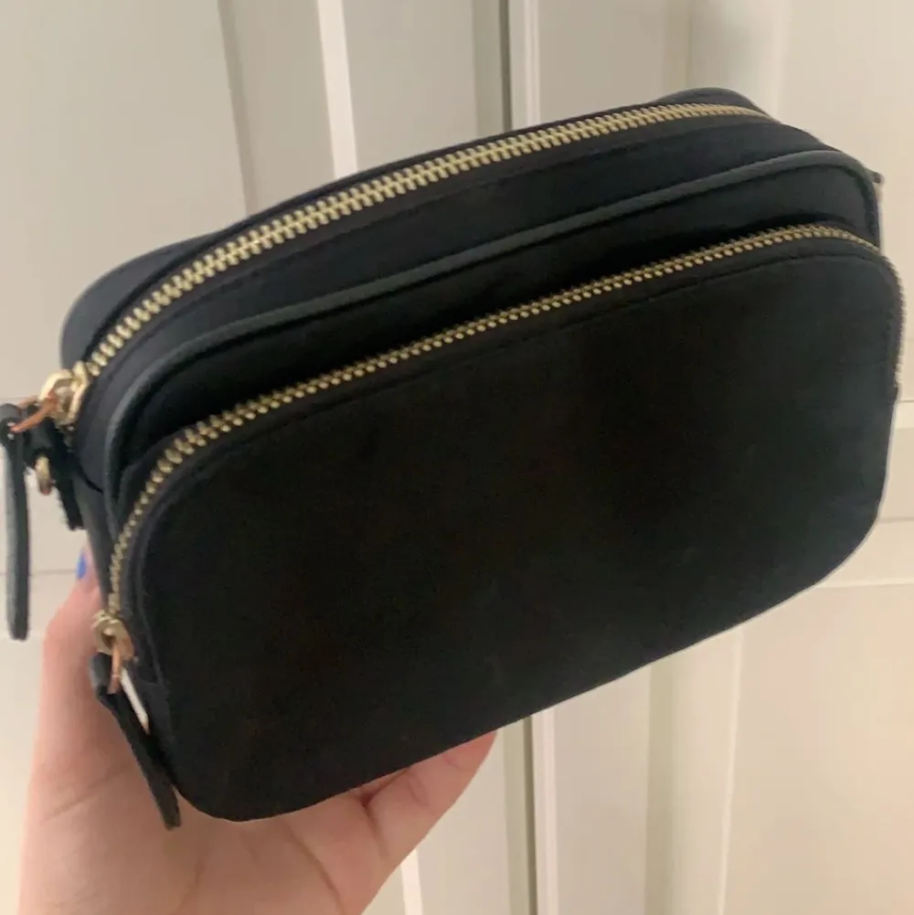 En fin väska i färgen svart utanpå och beige inuti, används ett par gånger men fortfarande i bra skick!💕 (köparen står för frakt!🥰). Väskor.