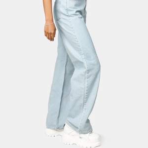 Säljer dessa fina blå jeans från Junkyard!✨ Första bilden är från hemsidan de andra två är egna. Använda men i mycket fint skick. Strl 24 men ganska stor i storleken så passar mig som en XS/S🤌