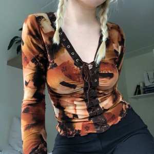 brun topp med detaljer i nacken storlek S - frakt:10 sek