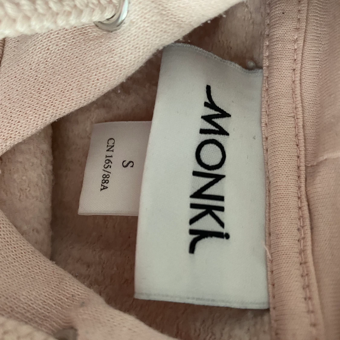 Pastellrosa hoodie från monki - 91