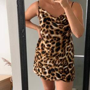 Leopardmönstrad klänning - Kort leopardmönstrad klänning med draperad urringning🐆🤎
