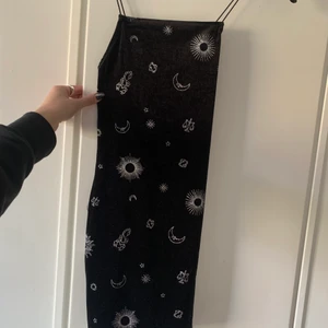 Supergullig klänning  - Klänning från H&M med superfint mönster. Aldrig använd men materialet känns skönt. Djup i ryggen och har även korsade band. Köparen står för frakt. 