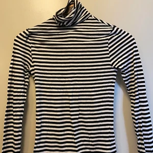 Randig polotröja från h&m - En randig polotröja från h&m i storlek xs. Polokragen är lång så man viker ner den. Jag köpte den för några år sen men den har inte kommit till så mycket användning, bara använd några gånger🥰