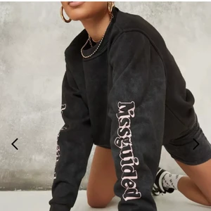 Swetshirt - En jätte skön och fin swetshirt ifrån missguided🤍🤍 den är i storlek S men är perfekt oversize och är oanvänd💗