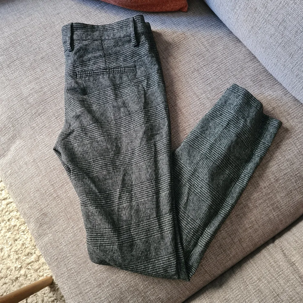Kostymbyxor i mjukare mattetal från Wera. Storlek 38. Völdigt fint skick . Jeans & Byxor.
