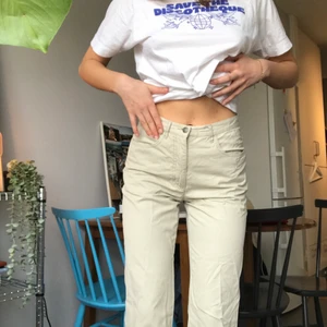 Begia raka byxor - Så himla himla fina beiga byxor med helt raka ben, som man får väldigt smickrande bakdel i hehe. Kommer tyvärr inte tillräckligt till användning för mig. 