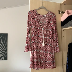 Klänning - Röd/vit klänning i detaljer, band framtill! 