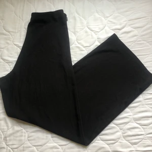 Weekday kostymbyxor - Svarta höga kostymbyxor med vida ben. Modellen heter Julia Crepe trousers! Storlek 36🌸