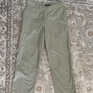 Baggy kostymbyxor  - Baggy kostymbyxor hela vägen till marken på mig som är 170. Köpta second hand men väldigt bra skick. 