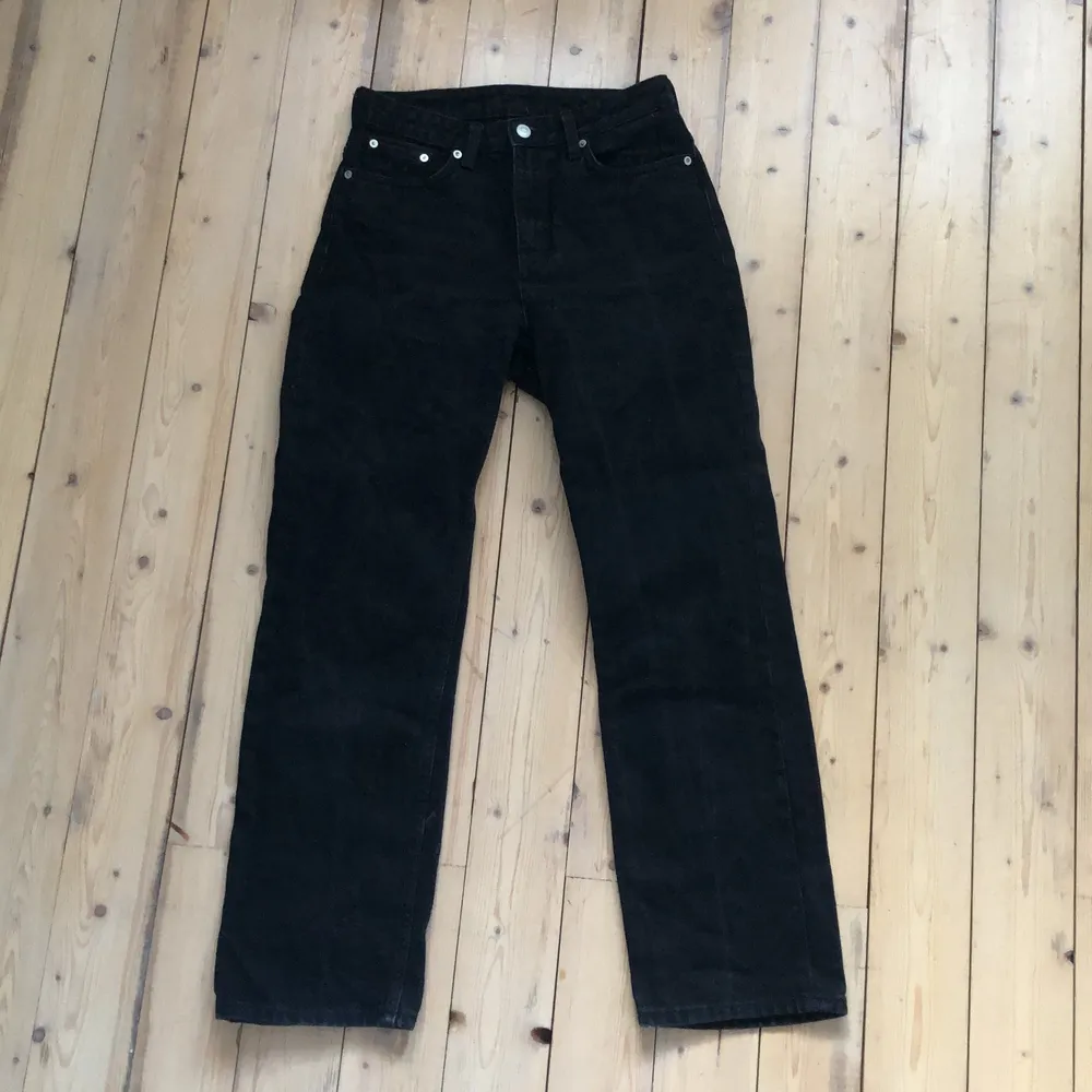 Voyage jeans köpt på weekday. Urtvättade men bra skick, litet hål på högra fickan bak. Köparen står för eventuell frakt. 🌸. Jeans & Byxor.