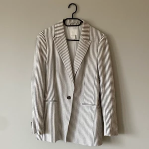 Randig Kavaj! - Säljer nu mina FINA sommarkavaj från H&M. Jättefint skick, storlek 38💕 Köpt för ca 600 kr, säljer för 300 + frakt😇💜 Ett riktigt Go-to plagg!