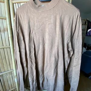 L - Skitsnygg brun färg, inte för tjock, perfekt till sommaren