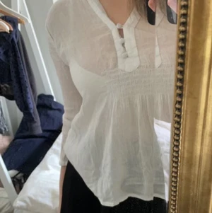 Söt blus - Fin vit blus! Tror att den är från zara. Fin nu när det blir varmare