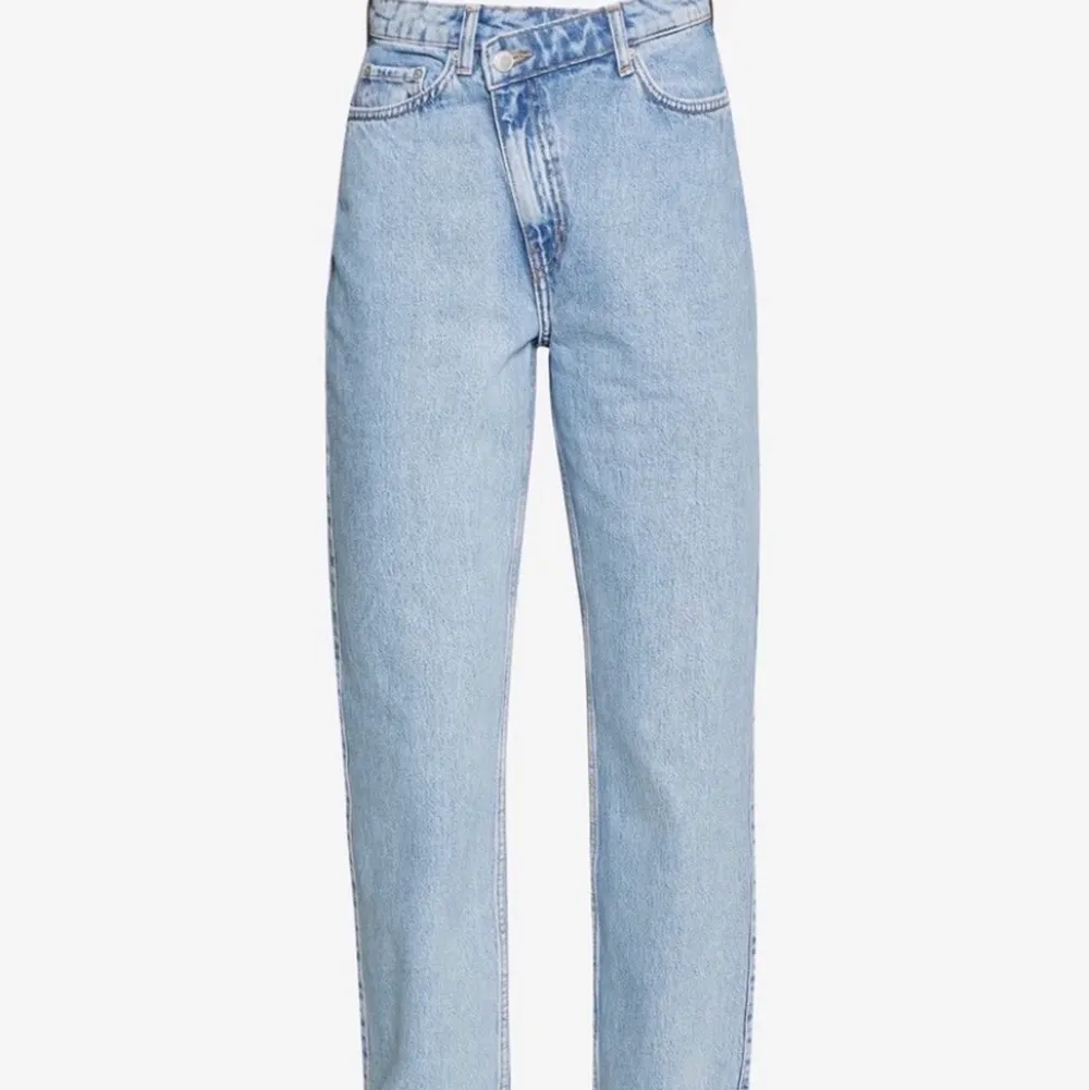 (Lånad bild ) Weekday jeans i modellen skew! Favorit jeans som Tyvvär blivit  för små för mig , dom formar sig jätte snyggt runt kroppen och är även vida vid venne , jätte snygga ! köpte nya för 600 kr ! Kan mötas eller frakta ! ❤️kan skicka bilder på Jenssen på om man vill! . Jeans & Byxor.