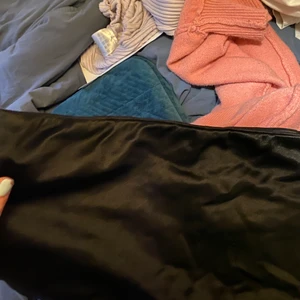 Bandeau topp i satin  - 60kr + ev frakt 💛 storlek M, gummi runt om så den ej glider ner