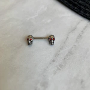 Piercingstav  - Nyinköpt piercingstav från crazy factory. Säljer pågrund av fel storlek. Material: kirurgisk stål. Stavlängd: 16mm Materialtjocklek: 1,6mm.                     • 𝐅𝐫𝐚𝐤𝐭 𝐢𝐧𝐫𝐚̈𝐤𝐧𝐚𝐭 𝐢 𝐩𝐫𝐢𝐬𝐞𝐭! • 📩🤍   