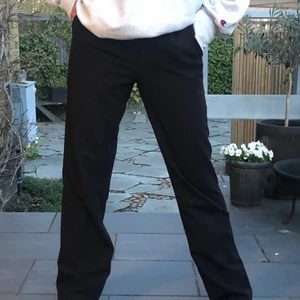 Nakd kostymbyxor - Svarta medelmidjade kostymbyxor från nakd använda men fortfarande fina 500kr nya