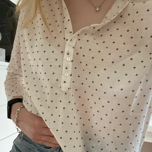 Tröja från H&M  - Tröja från H&M i storlek M. Använd fåtal gånger och är i superbra skick. Ordinarie pris 119kr❤️