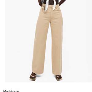 Säljer ett par skit snygga beiga Monki jeans i modellen Yoko!☺️ säljer för dem tyvär blivit för små men så snygga och passar till allt!💕💕 möts upp i Stockholm ellee fraktar