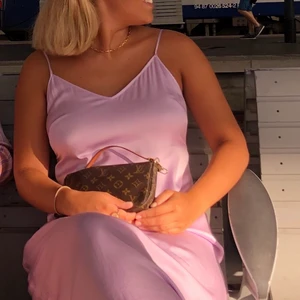 Lila sommarklänning - Säljer min klänning från & other stories i en supersöt lila färg, knytningsbara axelband passar S/M.