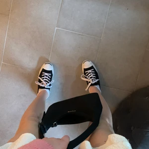 Jack Purcell converse st 39 - Skit snygga nästan oanvända converse. De va en present som inte passade mig, sen har de bara stått. Köpte för två år sen i Stockholm. Det är ett par äkta convers se sitsa bild men inte i läder utan samma material som ett par vanliga converse. Storlek 39 passar bra på en 38 också. Ny pris, se sita bild uppemot 800kr tror jag då de va en present så jag vet inte exakt, frakten betalas av köparen.✨.                       Bbb b