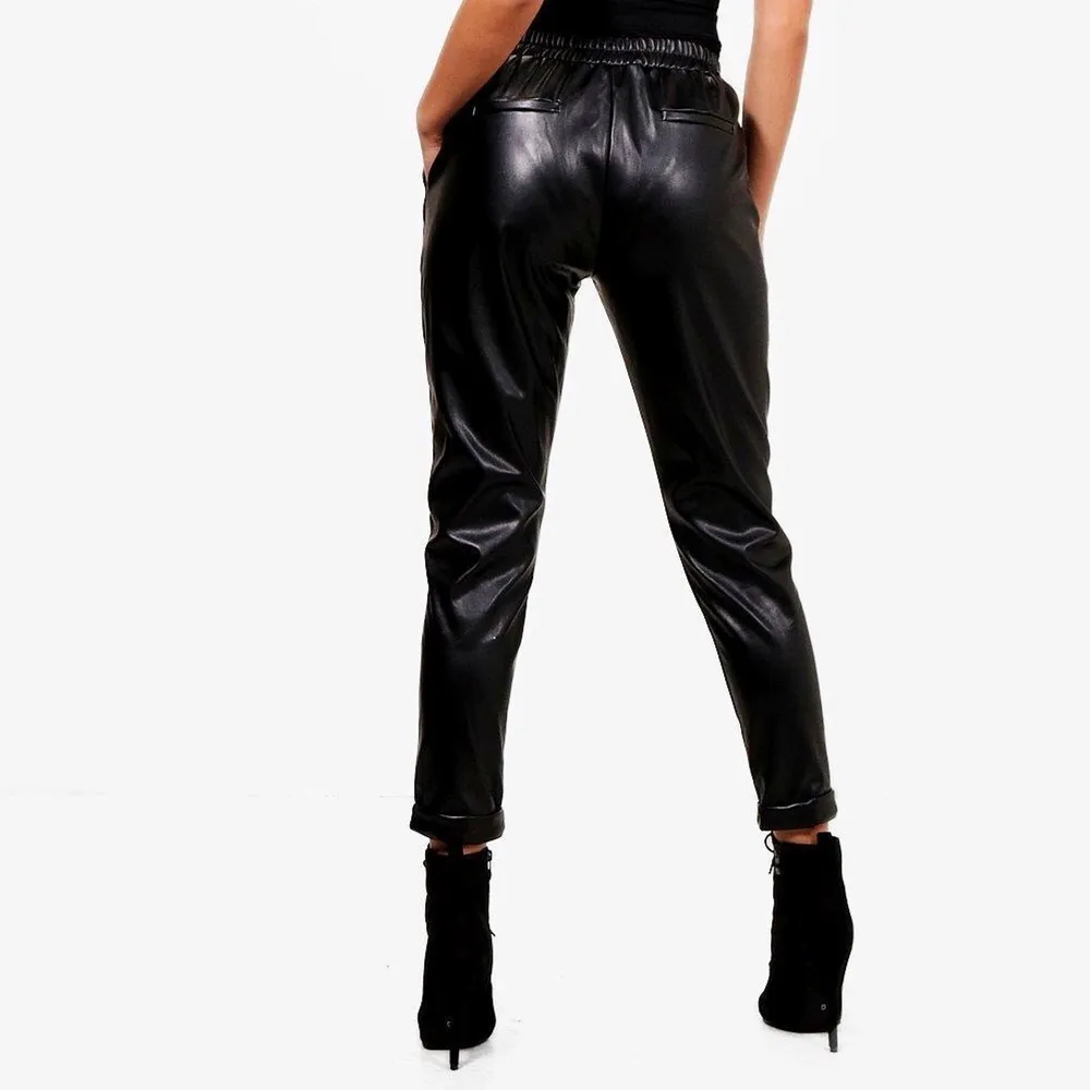 Helt nya svarta skinnbyxor från Boohoo strl XS med lapp kvar! Frakt: 55kr. Jeans & Byxor.