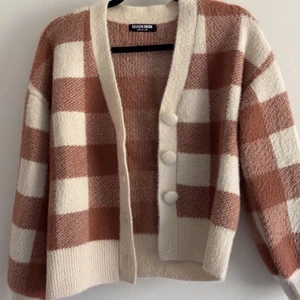 Kofta  - Stickad kofta i supermjukt, lite fluffigt material. Köpt på Zalando för ungefär ett år sen men endast använd ett par gånger. Jag lyckades fastna med koftan så att en knappt trillade av, därav ett lågt utgångspris. Vill man skulle man kunna sy ihop det nedersta knapphålet så märks det inte att den saknas. 