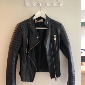 Svart skinn jacka  - populär skinn jacka jätte fin. Jag säljer den för att den inte kommer till användning längre. 