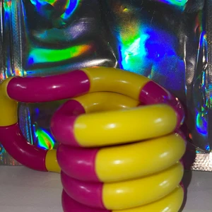 Tangel - Säljer 8 stycken tangles. Dom kostar 20kr styck, Plus frakt som är 15kr. Alla är i färgen rosa/gul. OBS! Dom är lite hårda i början men när man håller på med dom blir dom mjukare.