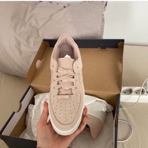 Nike air force - Säljer mina nya nike air force dem är helt oanvända då jag köpte fel storlek och hann inte lämna tbx, dem är i storlek 37,5