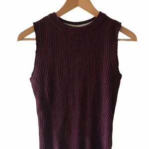 Ribbad sweater vest - Skit snygg ribbad ”Sweater vest” i en vinröd färg. Kom privat för mer info eller intresse🤍🤍