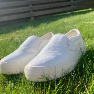 Vita slip on skor - Säljer dessa superfina vita slip-on skor💓 Passar perfekt nu till våren🌷🌷 använda endast vid 3 tillfällen och därav i väldigt fint skick🤍. Hör av er vid intresse eller fler bilder❤️❤️