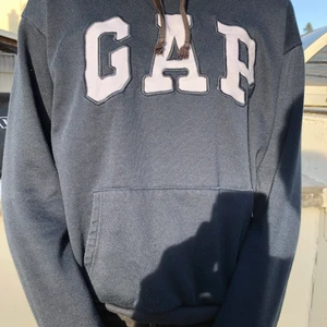 Gap Hoodie Mörkblå - Marin blå gap hoodie i 100% bomull. Köpt på plick men känns lite liten för mig. Jag är 170cm. Väldigt bra skick! Jag står EJ för frakt! (frakt runt 60kr) Hör gärna av dig för fler bilder!❤️ Om många hör av sig blir det budgivning privat🥰