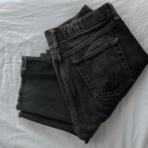 BDG Mom Jeans - Croppade Mom Jeans köpta på Urban Outfitters. Model Pax, W: 28, L: 34 (skulle dick säga att de är en aning kortare). Säljes då de är för små för mig