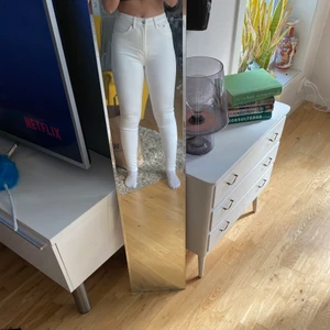 Jeans - Superfina skinnyjeans med hög midja, lite genomskinliga. Kan mötas upp i Mjölby, annars står köparen för frakt!