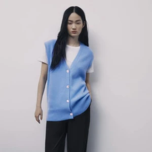 Blå kofta/väst från zara  - Helt ny kofta/väst från zara. Färgen är ljusare i verkligheten precis som på första bilden. Superfina glittriga knappar. Prislapp kvar, nypris:359😊