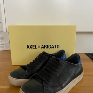 Asballa Axel Arigato skor!! - Ett par blå/svarta Clean 90’s från Axel Arigato😍 endast använd 3 gånger så i nyskick! Så snygga inför våren och sommaren, nypris 1200kr säljs för 550kr❤️ är i storlek 36 men passar 37-38!